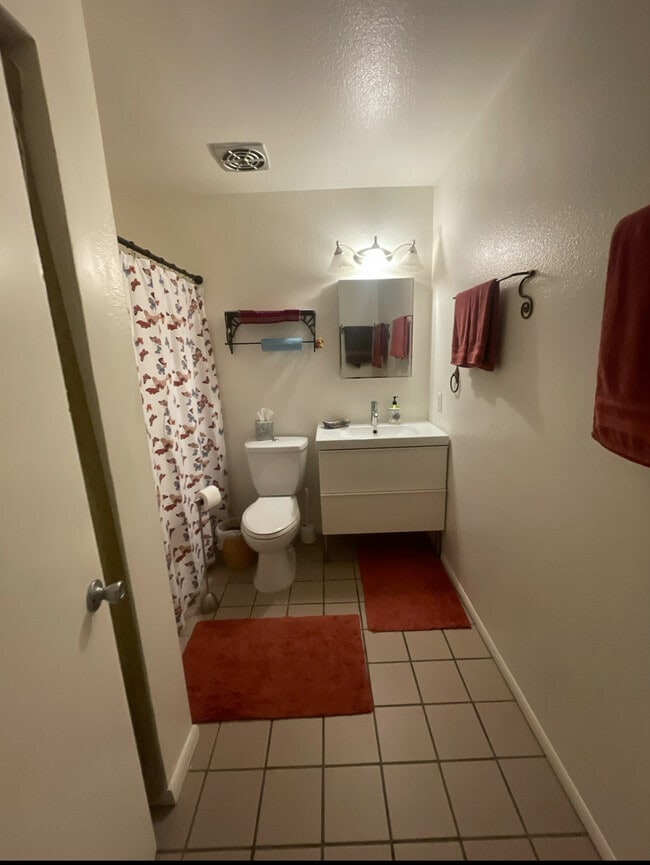 8243 E Monte Vista Rd in Scottsdale, AZ - Foto de edificio - Building Photo