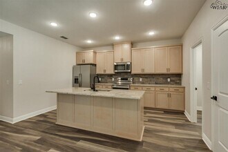 204 E South St in Holliday, TX - Foto de edificio - Building Photo