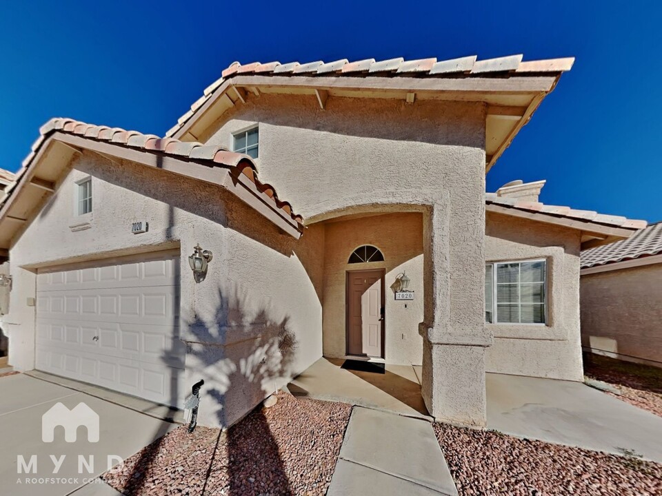 7020 Desert Clover Ct in Las Vegas, NV - Building Photo