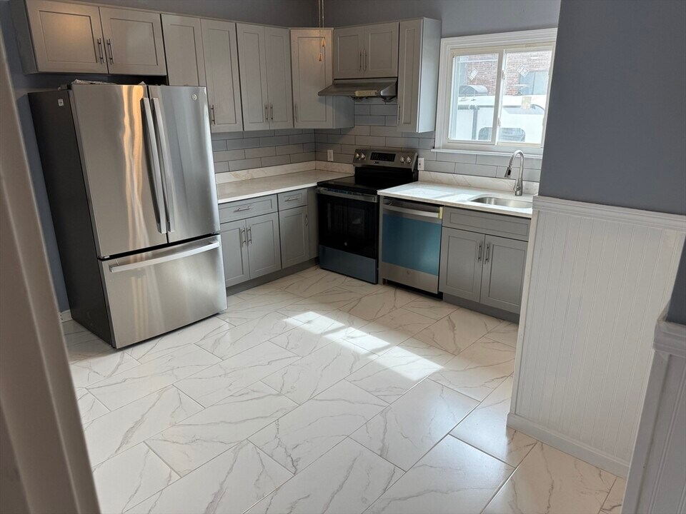 72 Newbury Ave in Quincy, MA - Building Photo