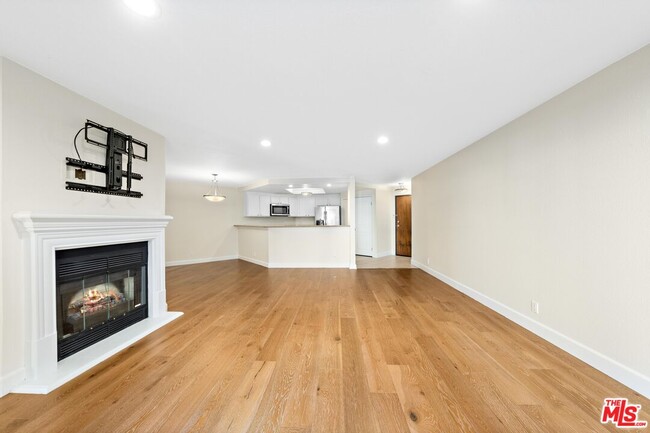1633 S Bentley Ave in Los Angeles, CA - Building Photo - Building Photo