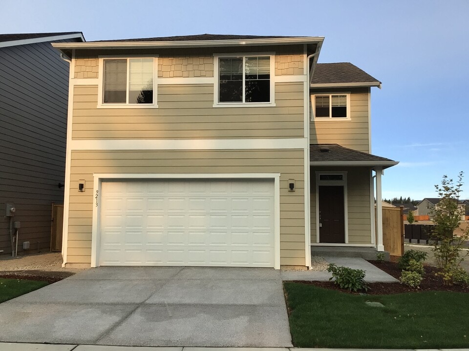 9213 Shootingstar St SE in Tumwater, WA - Foto de edificio