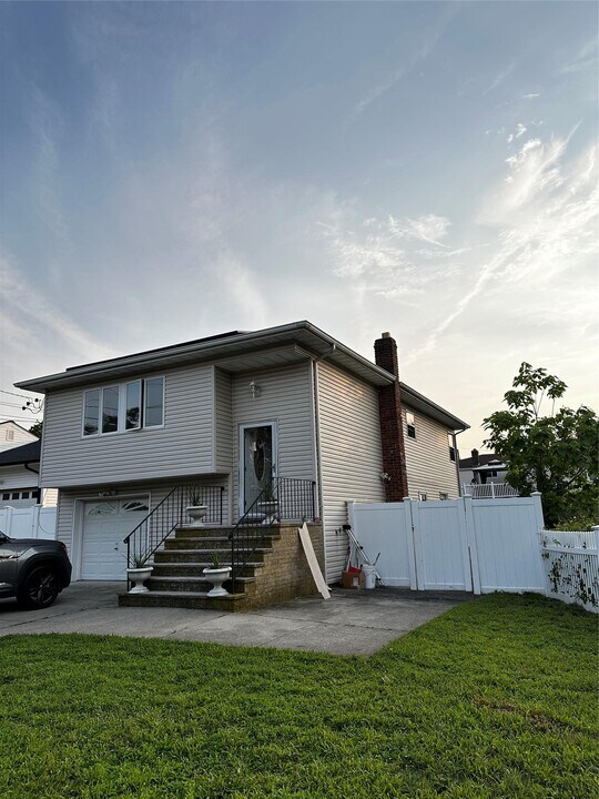 457 Clocks Blvd in Massapequa, NY - Building Photo