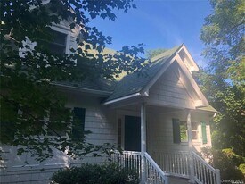 442 River Rd in Saint James, NY - Building Photo