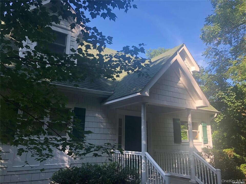 442 River Rd in Saint James, NY - Building Photo