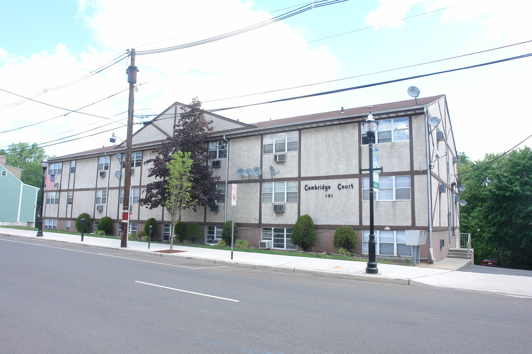 Cambridge Court in Rahway, NJ - Building Photo