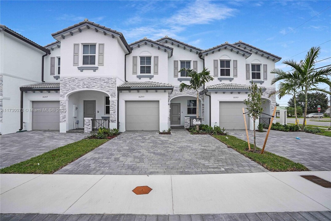 16205 SW 288th Terrace in Homestead, FL - Building Photo