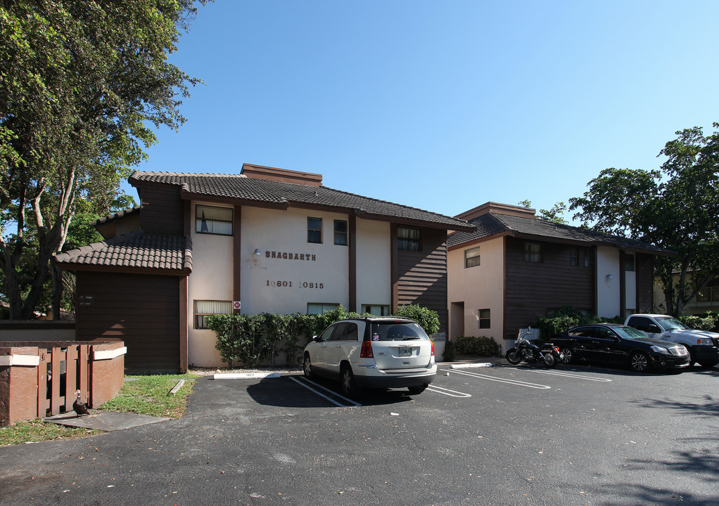 Royal Palm Townhomes in Coral Springs, FL - Building Photo