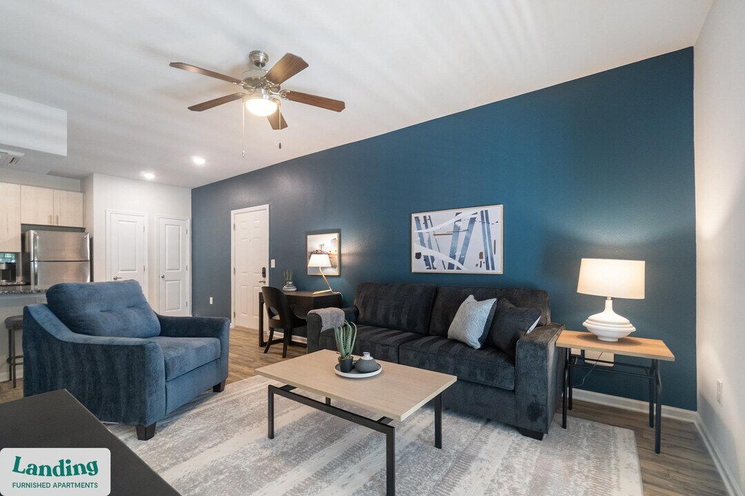 655 W Mallard Creek Church Rd in Charlotte, NC - Building Photo