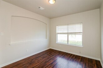 230 Kestrel Ln in Rosharon, TX - Foto de edificio - Building Photo