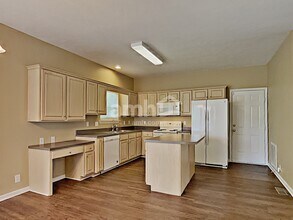 6977 Calderwood Dr in Antioch, TN - Foto de edificio - Building Photo
