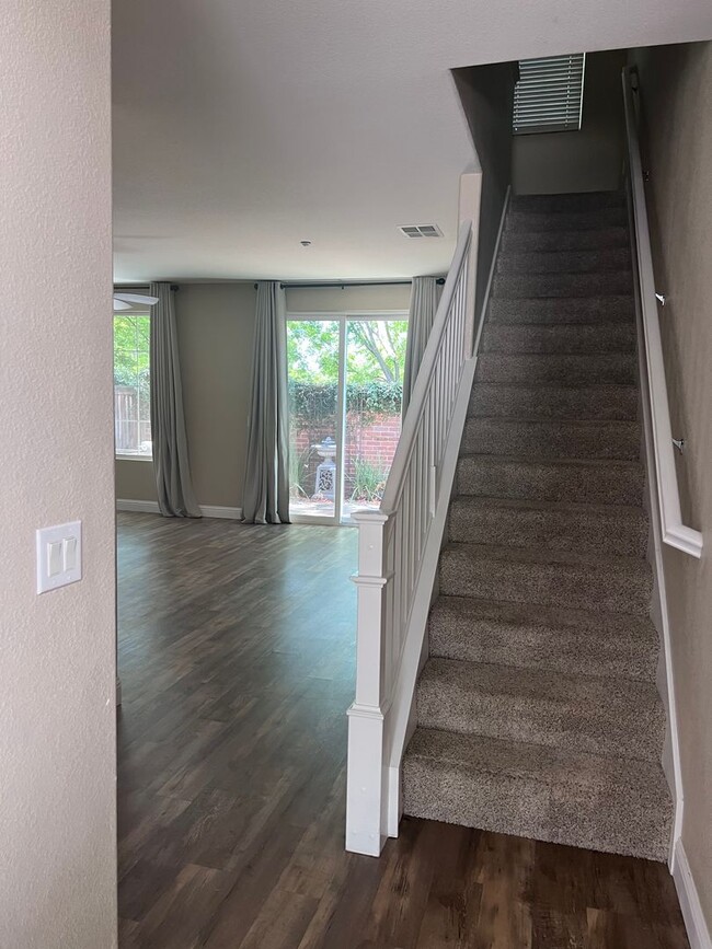 245 Washington Dr in Brentwood, CA - Building Photo - Building Photo