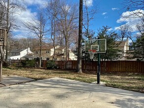 9150 Bloom Ct in Burke, VA - Foto de edificio - Building Photo