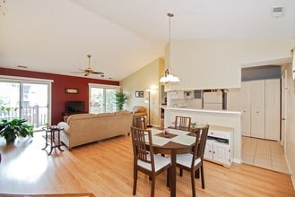385 Sandhurst Cir in Glen Ellyn, IL - Building Photo - Building Photo
