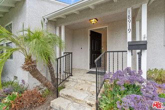 18919 Sylvan St in Los Angeles, CA - Foto de edificio - Building Photo