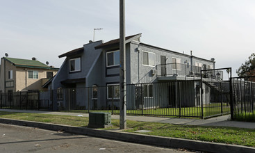 Rialto Plaza in Rialto, CA - Foto de edificio - Building Photo