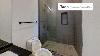 Private bedroom in 4 bed/3 bath Home in Chicago, IL - Building Photo - Building Photo