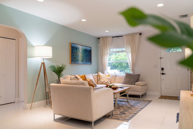 775 NW 44th St in Miami, FL - Building Photo - Building Photo