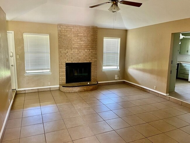 1810 Parkview Dr in San Angelo, TX - Building Photo - Building Photo