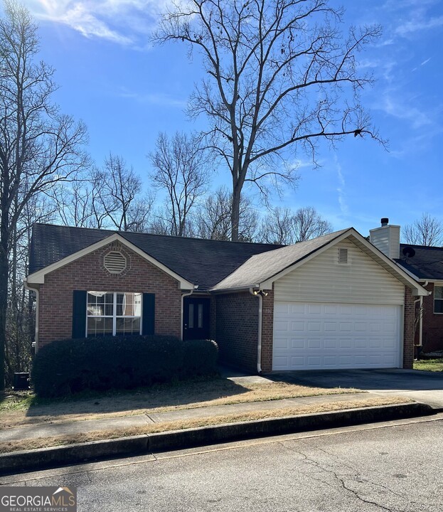 106 Oakwood Cir in Stockbridge, GA - Foto de edificio