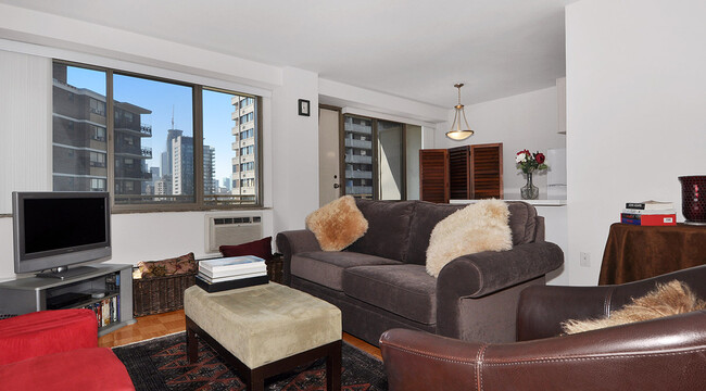 48 Isabella St Apartments in Toronto, ON - Building Photo - Building Photo