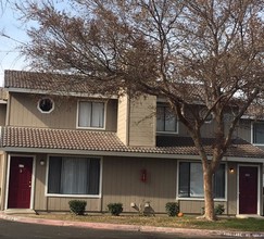 Willow Lakes Apartments in Corcoran, CA - Foto de edificio - Building Photo