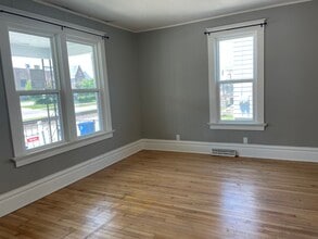 312 Broad St, Unit Upper in Oshkosh, WI - Building Photo - Building Photo