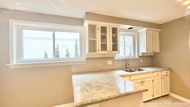 2310 Wyandotte Dr in Oakville, ON - Building Photo - Building Photo