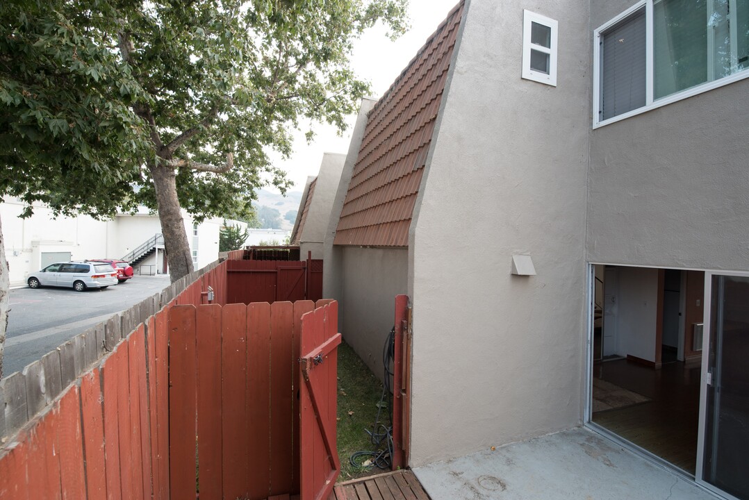 1527 Royal Way in San Luis Obispo, CA - Building Photo