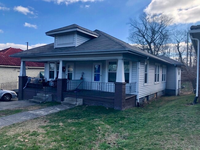 property at 3212 E Magnolia Ave