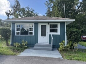 1250 Lakeview Dr in DeLand, FL - Building Photo