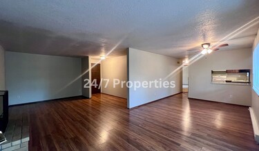 5273 W A St in West Linn, OR - Foto de edificio - Building Photo