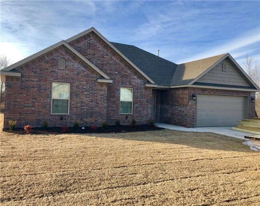 911 Buck Dr in Pea Ridge, AR - Foto de edificio