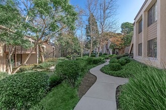 Huntington Lakes Apartments in Huntington Beach, CA - Building Photo - Building Photo