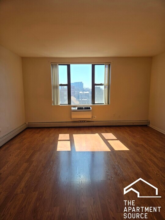 722 W Diversey Pkwy in Chicago, IL - Building Photo