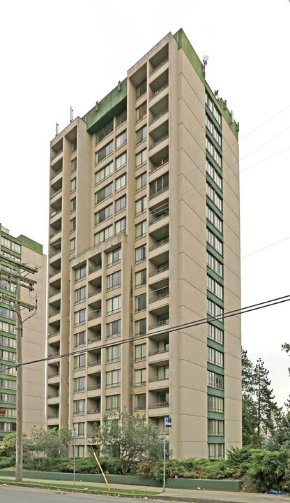 Skyline Towers in New Westminster, BC - Building Photo