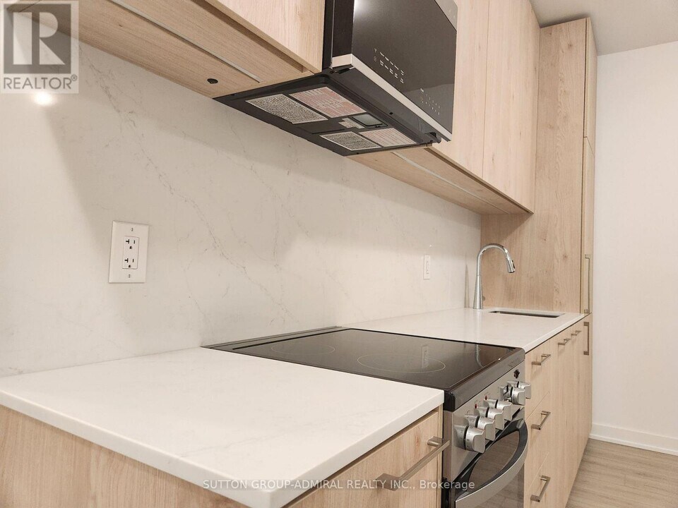 7439 Kingston Rd in Toronto, ON - Building Photo