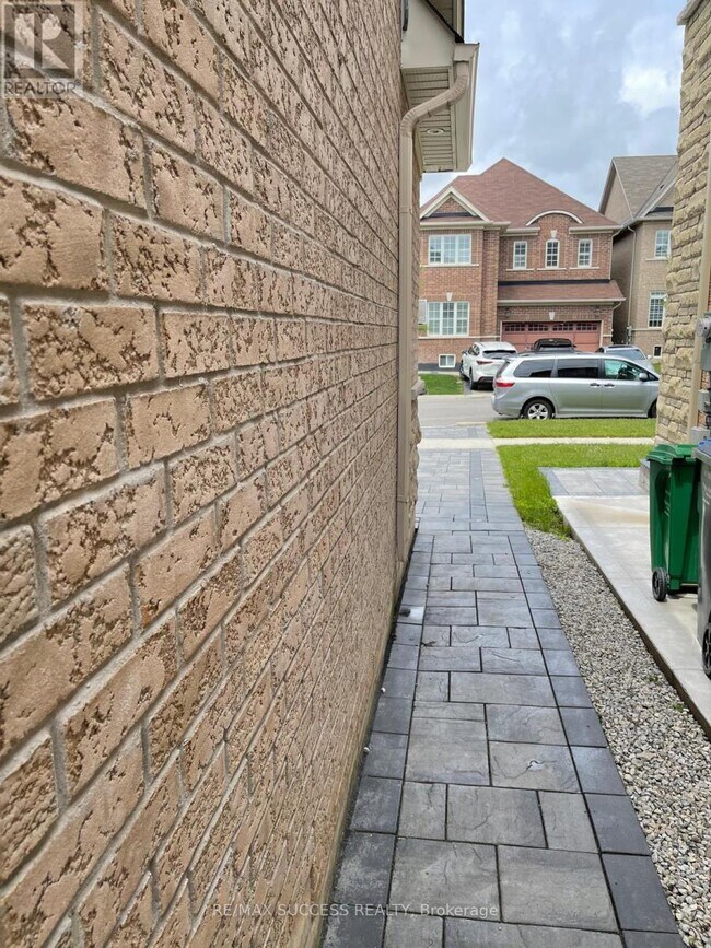 3 Aries St in Brampton, ON - Building Photo - Building Photo