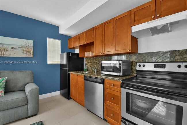 6966 Byron Ave, Unit 104 in Miami Beach, FL - Building Photo - Building Photo