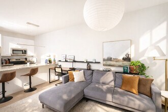 211 W Mineral St in Milwaukee, WI - Foto de edificio - Building Photo