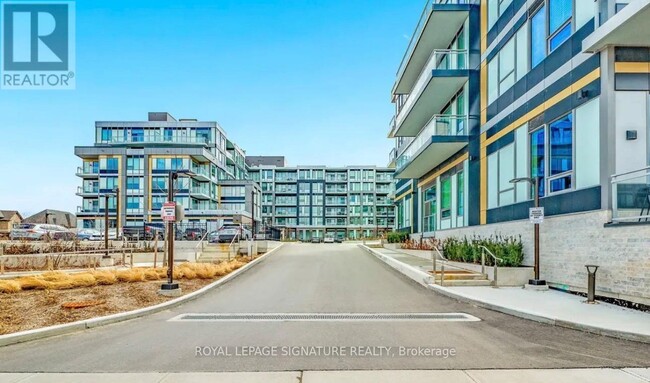 2501 Saw Whet Blvd. in Oakville, ON - Building Photo - Building Photo