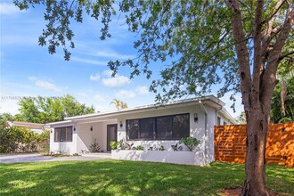 7101 SW 64th Ct in South Miami, FL - Building Photo - Building Photo