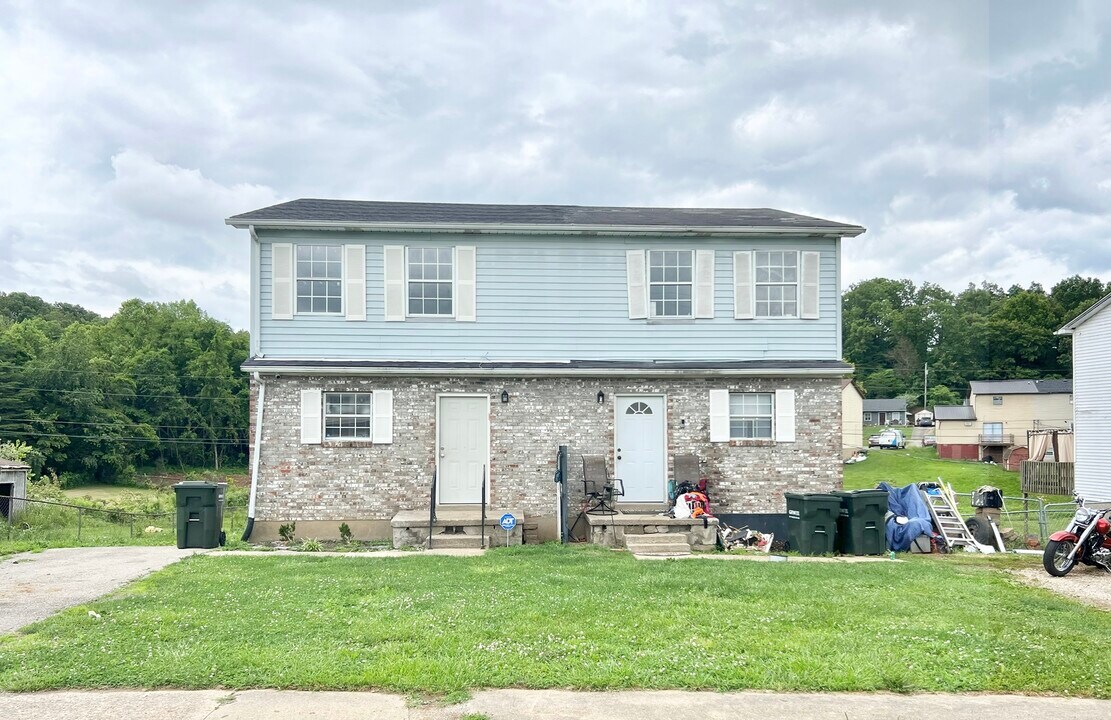 1420 Kingswood Way in Radcliff, KY - Building Photo