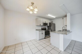 451 Mercury Ave SE, Unit 102 in Palm Bay, FL - Foto de edificio - Building Photo