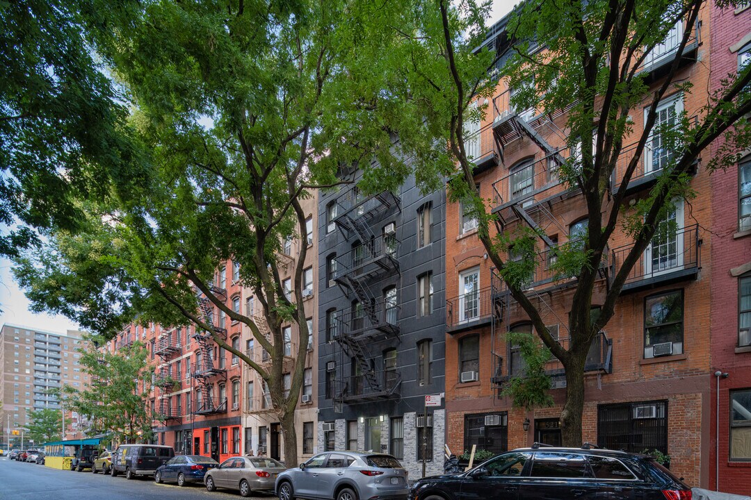 519 E Fifth St in New York, NY - Building Photo