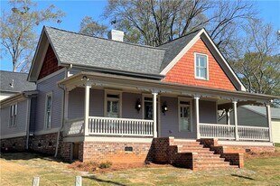 185 W Moreno St in Buford, GA - Building Photo