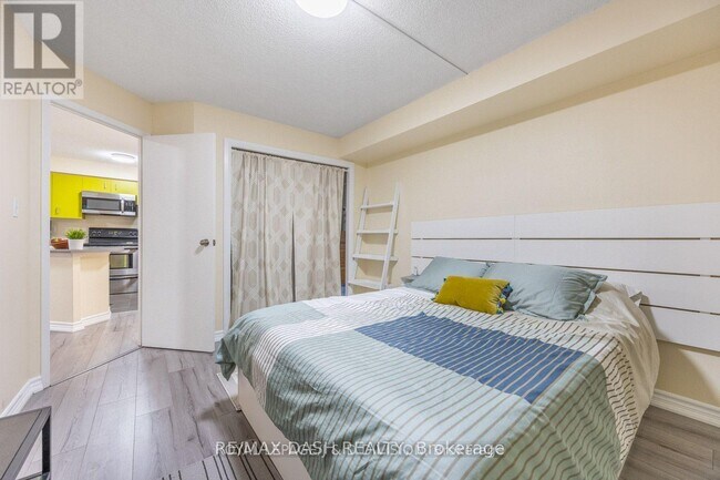 25-1025 Grenville St in Toronto, ON - Building Photo - Building Photo