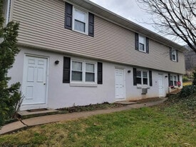 675 E Main St, Unit B2 in Ephrata, PA - Building Photo