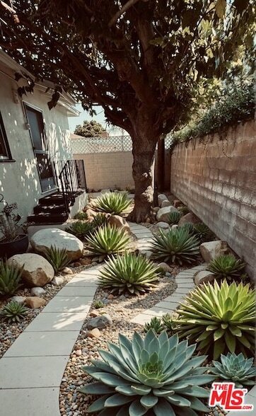 1134 N Avon St in Burbank, CA - Foto de edificio