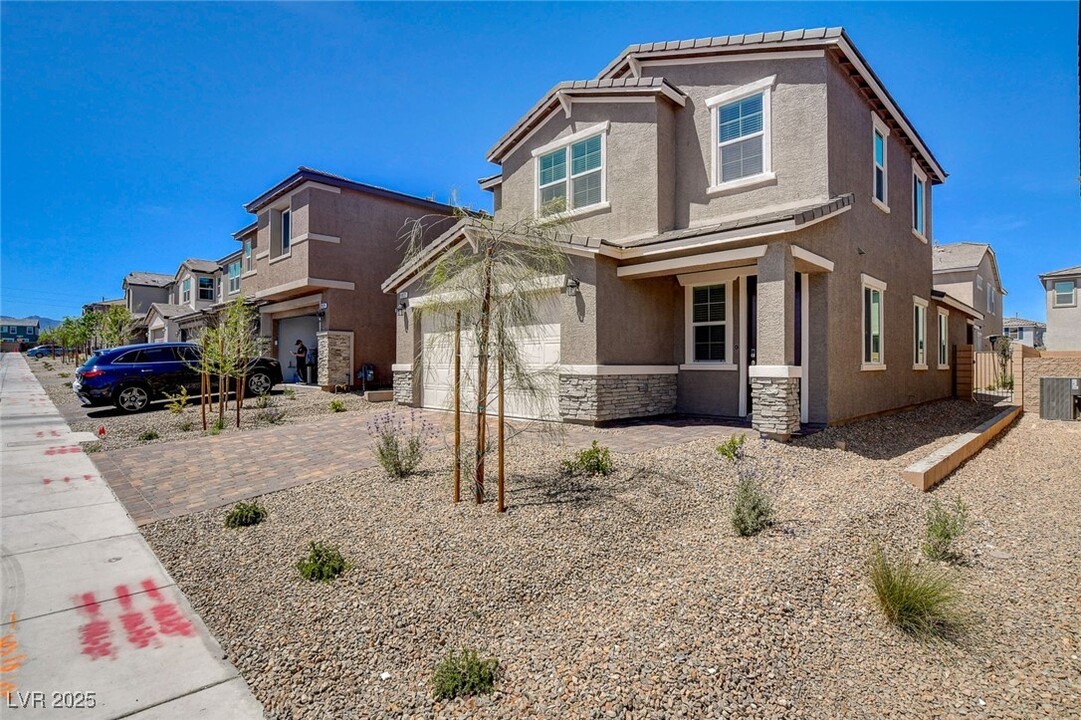 9922 Angel Valley Dr in Las Vegas, NV - Building Photo